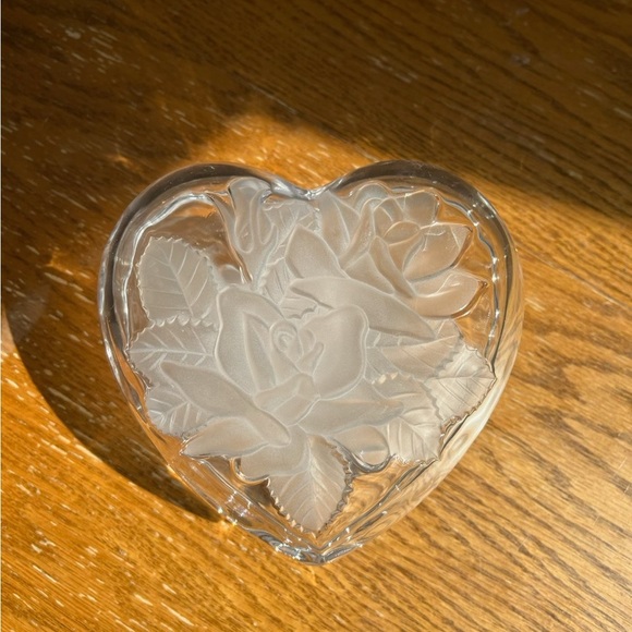 Mikasa 6" Studio Nova Heart Box Winter Rose. Frosted Roses on Clear Glass. - Picture 2 of 4